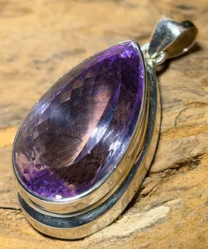 amethyst-anhaenger-silber-edelstein-heilstein-schmuck