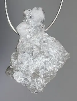 apophyllit-anhaenger-edelstein-heilstein-trommelstein-schmuck-gebohrt