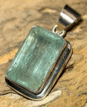 aquamarin-anhaenger-schmuck-edelstein-heilstein