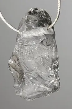 bergkristall-anhaenger-edelstein-trommelstein-heilstein-schmuck-gebohrt