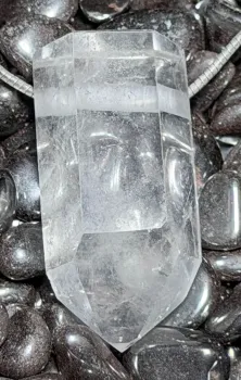 bergkristall-spitze-anhaenger-edelstein-trommelstein-heilstein-schmuck