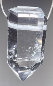 bergkristall-spitze-anhaenger-edelstein-trommelstein-heilstein-schmuck