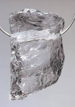 bergkristall-anhaenger-edelstein-trommelstein-heilstein-schmuck-gebohrt