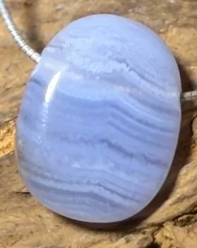 chalcedon-anhaenger-trommelstein-edelstein-blau-schmuck-gebohrt