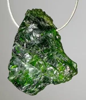 chromdiopsid-anhaenger-edelstein-heilstein-gebohrt