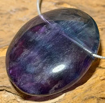 fluorit-anhaenger-edelstein-heilstein-trommelstein