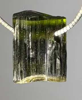 turmalin-verdigolith-anhaenger-edelstein-trommelstein-heilstein-schwarz-schmuck-edelsteinschmuck-gebohrt