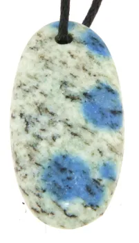 k2-azurit-granit-anhaenger-edelstein-heilstein-trommelstein-gebohrt