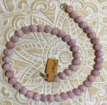 kunzit-edelstein-schmuck-kette-collier-edelsteinkette