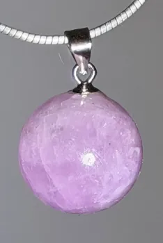 kunzit-anhaenger-edelstein-heilstein-schmuck-silber