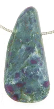 kyanit-rubin-anhaenger-edelstein-heilstein-schmuck-trommelstein-gebohrt