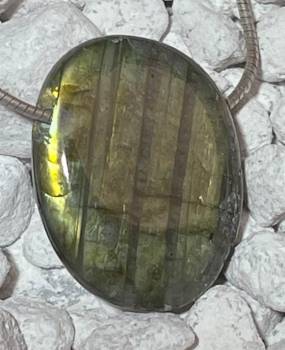 labradorit-anhaenger-edelstein-heilstein-schmuck-trommelstein