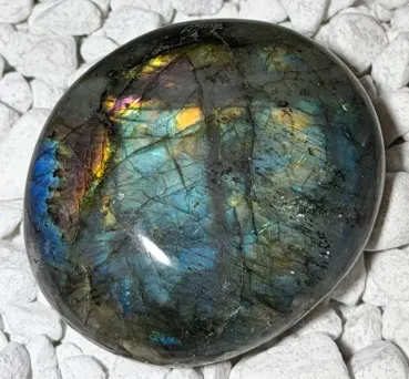 labradorit-auflagestein-edelstein-trommelstein-heilstein-seelensteinch