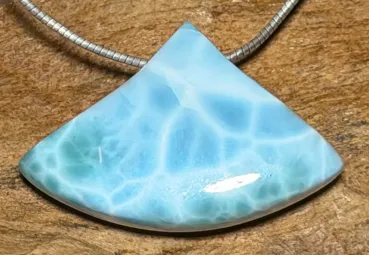 larimar-trommelstein-anhaenger-edelstein-heilstein-gebohrt