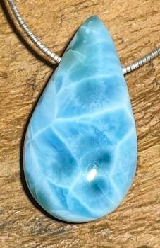larimar-anhaenger-edelstein-trommelstein-heilstein-gebohrt