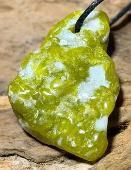 lizardit-jade-anhaenger-edelstein-heilstein-trommelstein-gebohrt