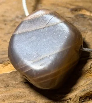 mondstein-anhaenger-edelstein-trommelstein-heilstein-gebohrt-schmuck