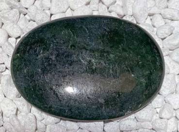 nephrit-jade-seifenstein-edelstein-heilstein-handschmeichler