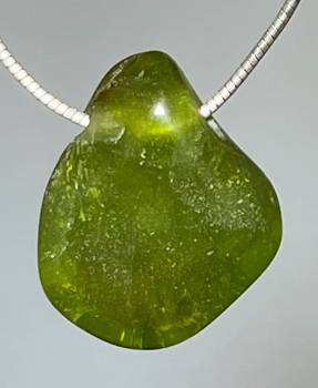 peridot-anhaenger-edelstein-heilstein-trommelstein