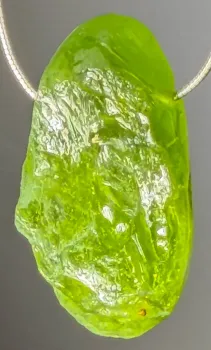peridot-anhaenger-edelstein-heilstein-trommelstein