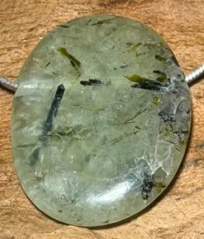 prehnit-anhaenger-edelstein-trommelstein-heilstein-gebohrt-schmuck