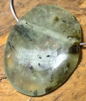 prehnit-anhaenger-edelstein-trommelstein-heilstein-gebohrt-schmuck