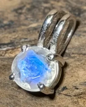 mondstein-anhaenger-edelstein-heiilstein-schmuck-silber