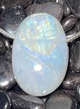 mondstein-anhaenger-edelstein-heiilstein-schmuck-silber