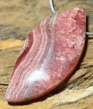 rhodochrosit-anhaenger-edelstein-heilstein-trommelstein-gebohrt-schmuck