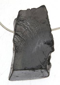 Schungit-edelschungit-anhaenger-trommelstein-heilstein-shungit-schmuck-edelsteinschmuck
