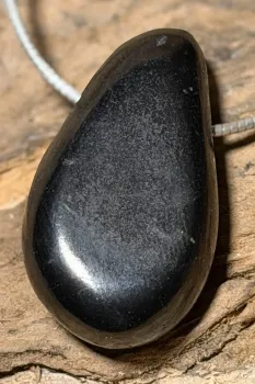 schungit-edelschungit-karelien-shungite-edelstein-trommelstein-heilstein-gebohrt-anhaenger