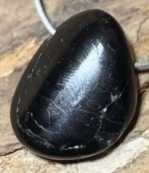 turmalin-schoerl-anhaenger-edelstein-trommelstein-heilstein-schwarz-schmuck-edelsteinschmuck-gebohrt