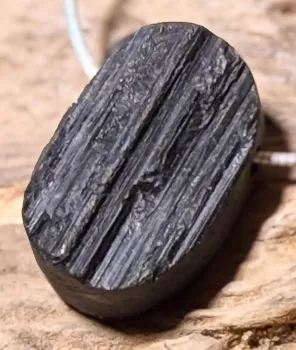 turmalin-anhaenger-schwarz-schoerl-trommelstein-edelstein-heilstein