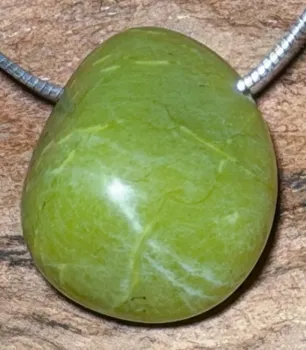 serpentin-anhaenger-edelstein-tromelstein-heilstein-jade