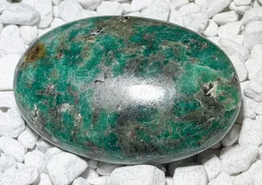 smaragd-seidensten-Edelstein-handschmeichler