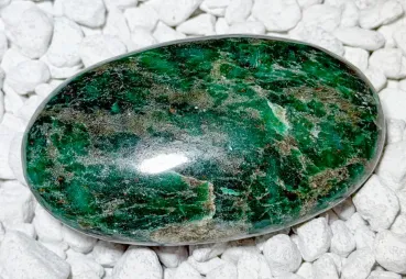 smaragd-seidensten-Edelstein-handschmeichler