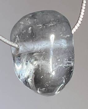 blauer-blau-topas-trommelstein-anhaenger-edelstein-heilstein-schmuck