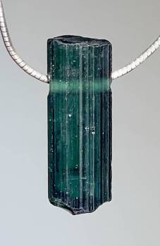 turmalin-verdigolith-anhaenger-edelstein-trommelstein-heilstein-schwarz-schmuck-edelsteinschmuck-gebohrt