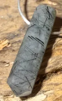 turmalinquarz-anhaenger-edelstein-trommelstein-heilstein-schmuck-seelensteinchen