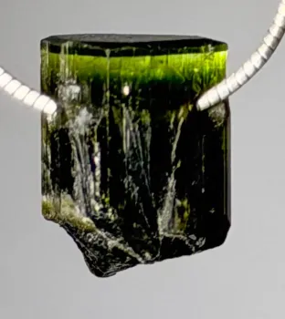turmalin-verdigolith-anhaenger-edelstein-trommelstein-heilstein-schwarz-schmuck-edelsteinschmuck-gebohrt