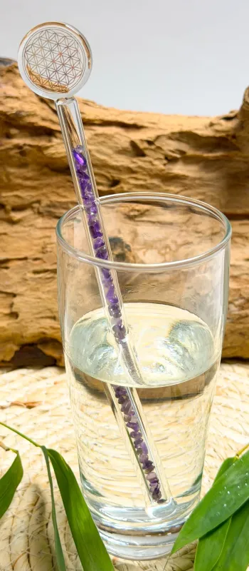 Edelsteinwasser-wassersteine-edelsteine-heilwasser-wasser-energetisieren-chakra-jaspis-amethyst-bergkristall-calcit-sodalith