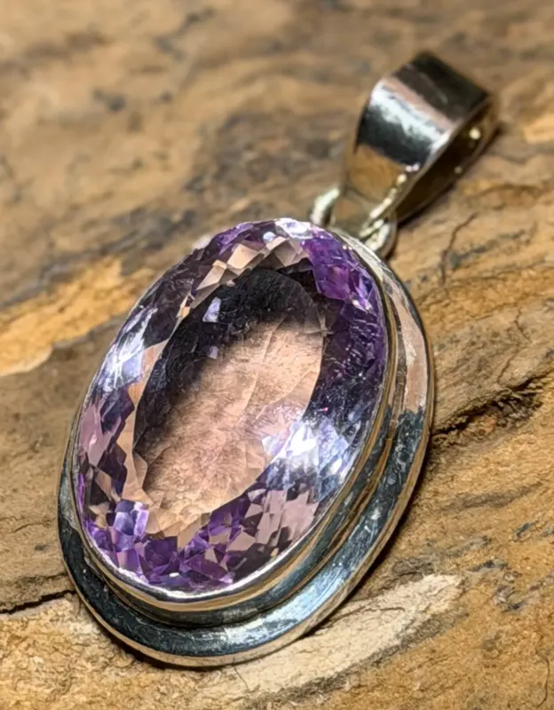 amethyst-anhaenger-silber-edelstein-heilstein-schmuck