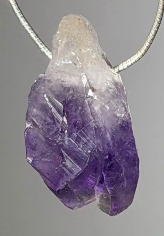 amethyst-anhaenger-edelstein-heilstein-trommelstein-schmuck-gebohrt