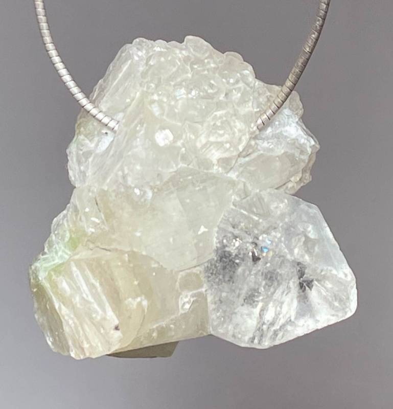 apophyllit-anhaenger-trommelstein-edelstein-heilstein-schmuck