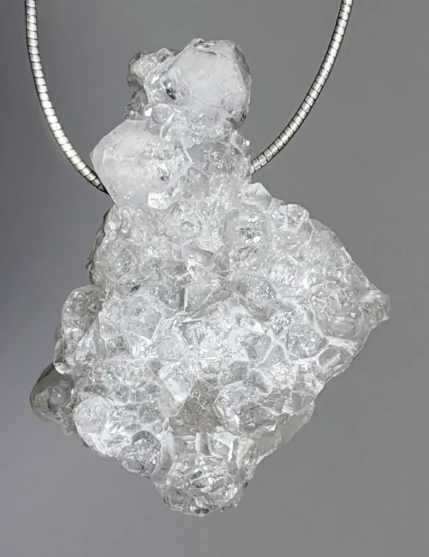 apophyllit-anhaenger-edelstein-heilstein-trommelstein-schmuck-gebohrt