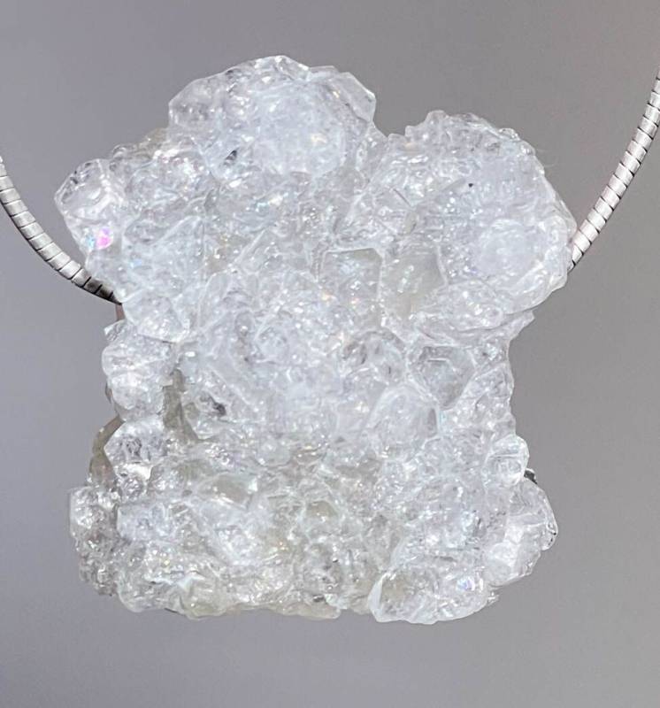 apophyllit-anhaenger-edelstein-heilstein-trommelstein-schmuck-gebohrt