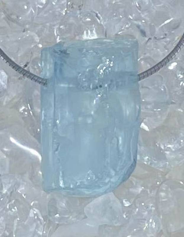 aquamarin-anhaenger-edelstein-heilstein-trommelstein-gebohrt