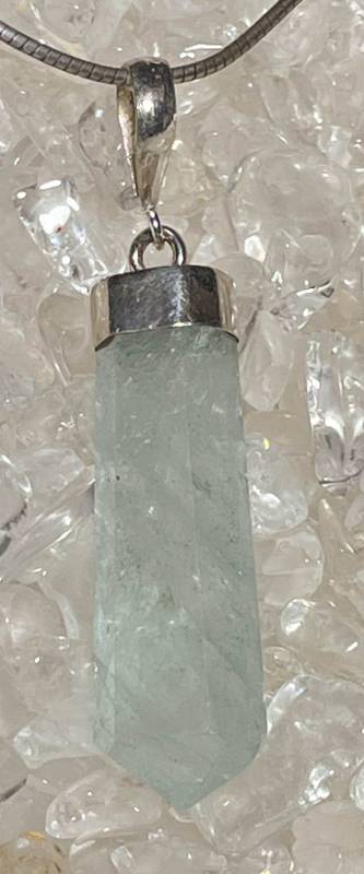 aquamarin-trommelstein-anhaenger-edelstein-schmuck-heilstein-edelsteinschmuck-gebohrt