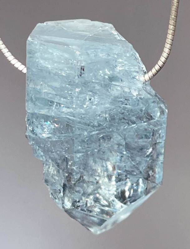 aquamarin-anhaenger-edelstein-heilstein-trommelstein-gebohrt