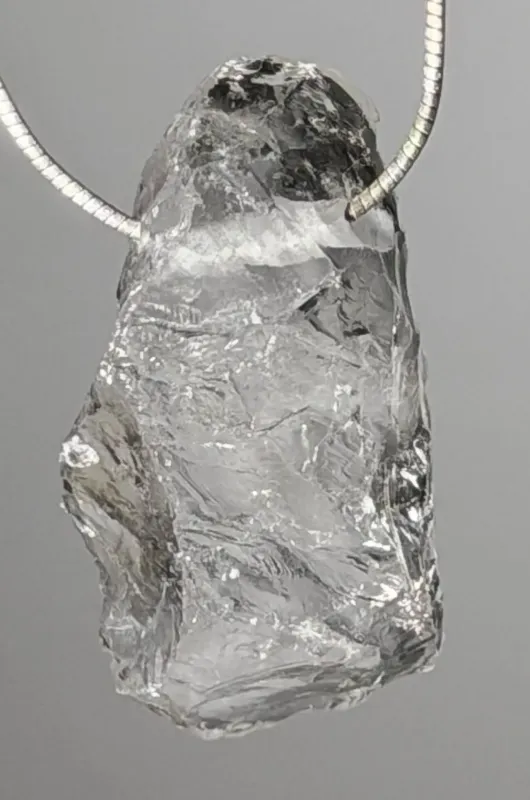 bergkristall-anhaenger-edelstein-trommelstein-heilstein-schmuck-gebohrt